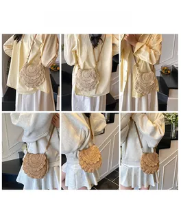 Détail du sac à bandoulière en paille tissée avec motif coquille et bandoulière