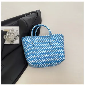Détail du sac cabas à carreaux bleu et blanc avec poignées circulaires tissées