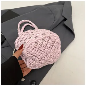 Détail d'un sac à main en tricot rose fait main avec motif résille et pochette intérieure