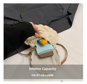 Détail de la capacité interne du sac bandoulière tissé avec téléphone et maquillage