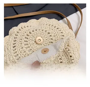 Gros plan sur le sac en crochet beige avec fermoir magnétique doré et bandoulière
