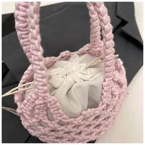 Gros plan du sac à main au crochet rose avec doublure intérieure en satin blanc