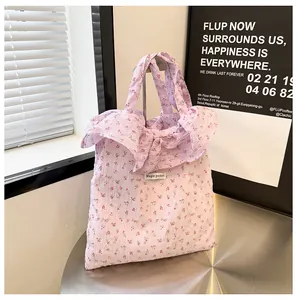 Détail du sac cabas floral rose avec volants en mousseline et étiquette Magic Pocket
