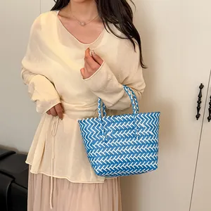 Sac panier tressé à carreaux bleus et blancs avec grandes anses et design seau spacieux