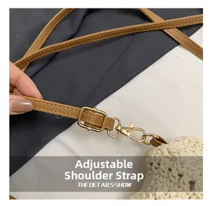 Détail de la bandoulière réglable en cuir marron avec boucle dorée sur le sac tissé
