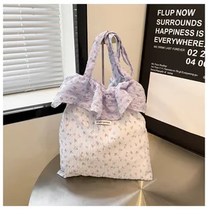 Détail du sac cabas en mousseline florale avec bord à volants et étiquette Magie