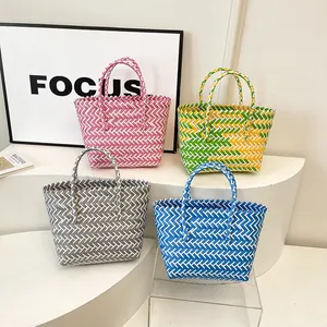 Sacs seaux colorés à motif chevron en quatre couleurs pour plage et shopping
