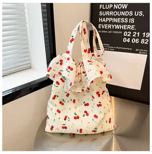 Détail du sac cabas imprimé cerises rouges avec bords en mousseline et grande capacité