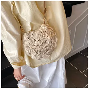 Détail de texture d'un sac à bandoulière en crochet fait main au motif beige