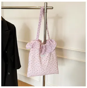 Détail du sac cabas floral lavande avec bordure à volants et étiquette tissée