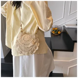 Détail du sac bandoulière au crochet beige avec bords festonnés en décor estival