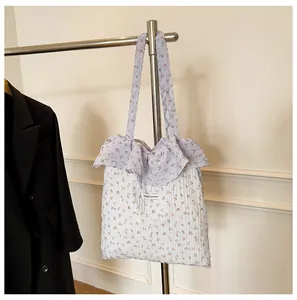 Détail d'un sac cabas floral avec volants lavande et étiquette Magic Pocket
