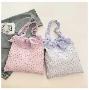 Gros plan sur des sacs fleuris avec bords à volants élégants et logo Magic Pocket