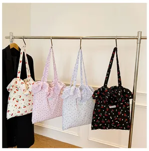 Gros plan détaillé de quatre sacs en mousseline florale avec bords à volants et texture