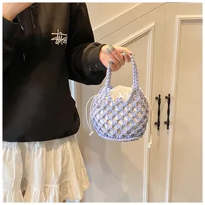 Détail du sac seau en tricot lavande avec maille tissée à la main et doublure à cordon blanc