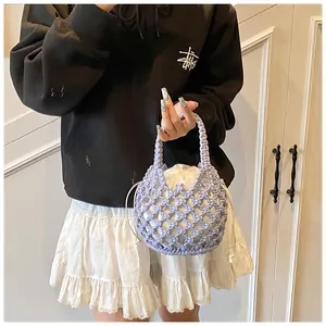 Détail du sac seau tissé lavande avec doublure à cordon blanc et texture en tricot