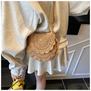 Vue détaillée du sac bandoulière en paille tressé main avec bords ondulés