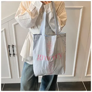 Bolso tote grande de lona lavanda con letras rosas de grocery y nombres de plantas