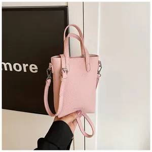 Dettaglio della mini borsa a tracolla rosa a grana di litchi con finiture in metallo argento
