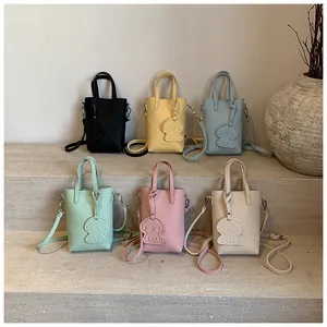 Mini borse a tracolla in pelle martellata in sei colori pastello con ciondoli