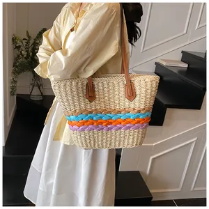 Dettaglio della borsa tote in paglia a righe arcobaleno con manici in pelle