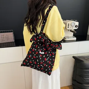 Sac cabas en toile à motif cerise avec grand nœud décoratif en mousseline