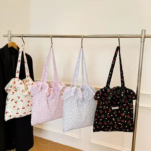 Sacs cabas en toile à fleurs avec volants en mousseline et écusson Magic Pocket d'été