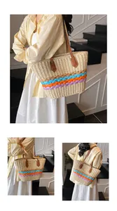 Dettaglio delle strisce arcobaleno di una borsa tote in paglia con manici in pelle marrone