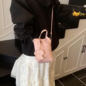 Mini borsa a tracolla rosa da donna con trama litchi, ciondolo a cucciolo e manici