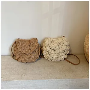 Détails de sacs en paille bohèmes avec rabat en pétales et fines bandoulières en cuir
