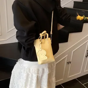Mini borsa a tracolla per cellulare in pelle litchi giallo chiaro con ciondolo a cucciolo