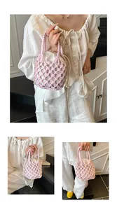 Détail d'un sac seau en maille rose fait main avec doublure blanche à cordon et anse tissée