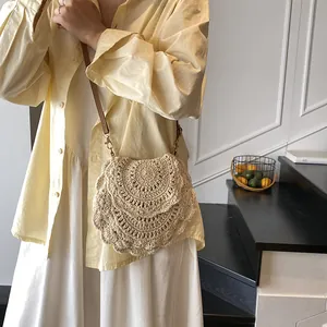 Sac à bandoulière au crochet crème fait main avec bords festonnés et lanière brune