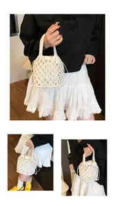 Gros plan d'un sac cabas en crochet blanc fait main avec pochette intérieure et maille tressée