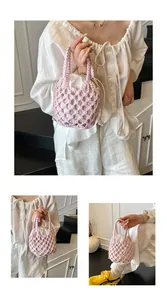 Détail d'un sac noué rose tissé main avec texture en maille losange et pochette intérieure