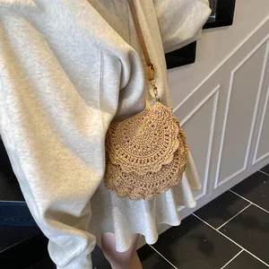 Sacoche en paille tressée chic avec bords festonnés et bandoulière en cuir pour l'été