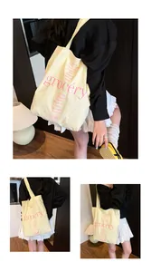 Detalles del bolso tote de lona beige con estampado grocery rosa y correas de hombro