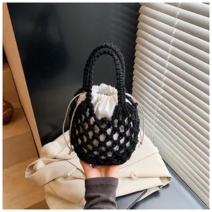 Détail du sac tricoté noir tissé à la main avec une pochette intérieure en coton blanc