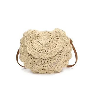 Sac bandoulière beige crocheté à la main avec rabat ondulé et bandoulière en cuir marron