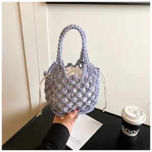 Détail du sac tricoté lavande montrant la texture tissée et la doublure blanche à cordon