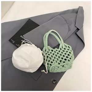 Détail d'un sac à main crocheté vert clair avec pochette intérieure blanche amovible