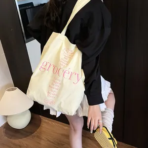 Bolso tote minimalista de lona beige con letras rosas y diseño de impresión botánica