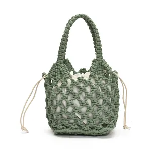 Sac seau tissé à la main vert sauge avec doublure blanche sur fond blanc épuré