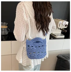 Detailaufnahme einer blauen handgehäkelten Umhängetasche mit Wabenmuster-Hohlstruktur