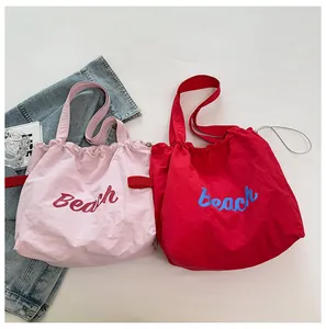 Bolsos playeros de nailon rosa y rojo con cierre de cordón y letras elegantes
