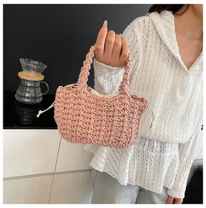 Primo piano della borsa all'uncinetto rosa viola con fodera a coulisse e texture