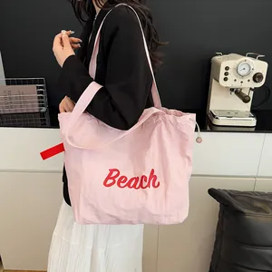 Bolso tote de nailon rosa con estampado Beach rojo y cierre de cordón ajustable