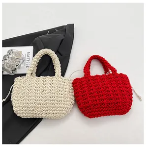 Dettaglio di borse in maglia beige e rosse con design in corda intrecciata e coulisse