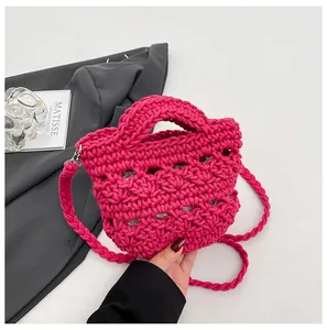 Detailansicht der fuchsiafarbenen Häkeltasche mit Hohlstruktur und Baumwollseil-Textur