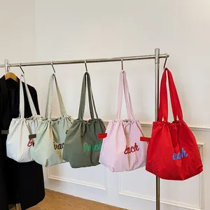Bolsos tote de nailon en varios colores con estampado de playa y cierre de cordón ajustable